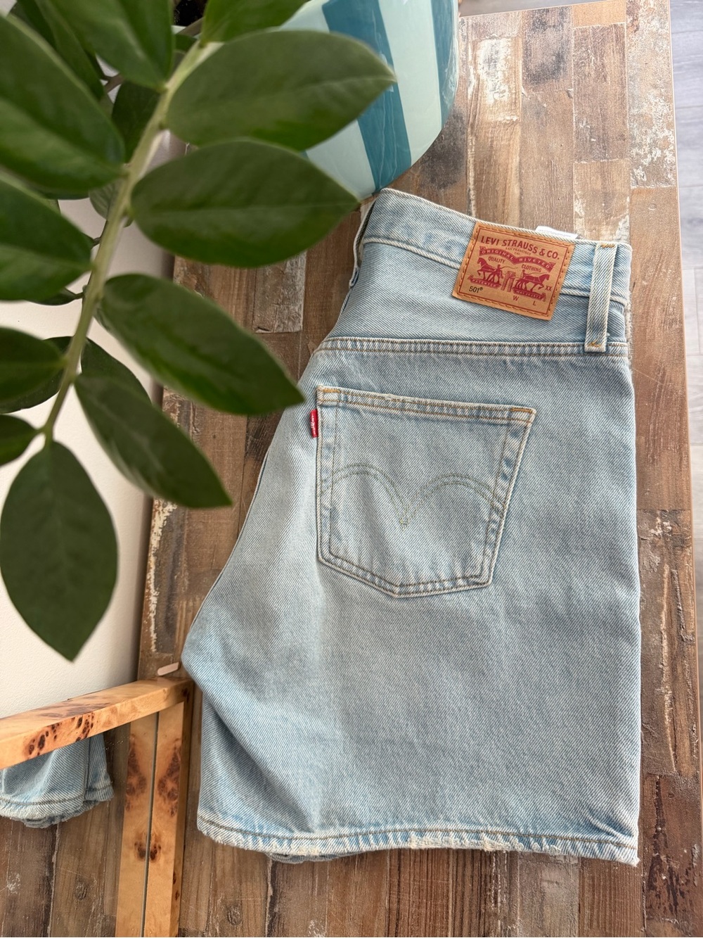Levi's Men's Light Wash Blue Relaxed Jeans